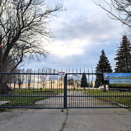 Baraczek Lotnisko Leszno Hostel Leszno  Kültér fotó