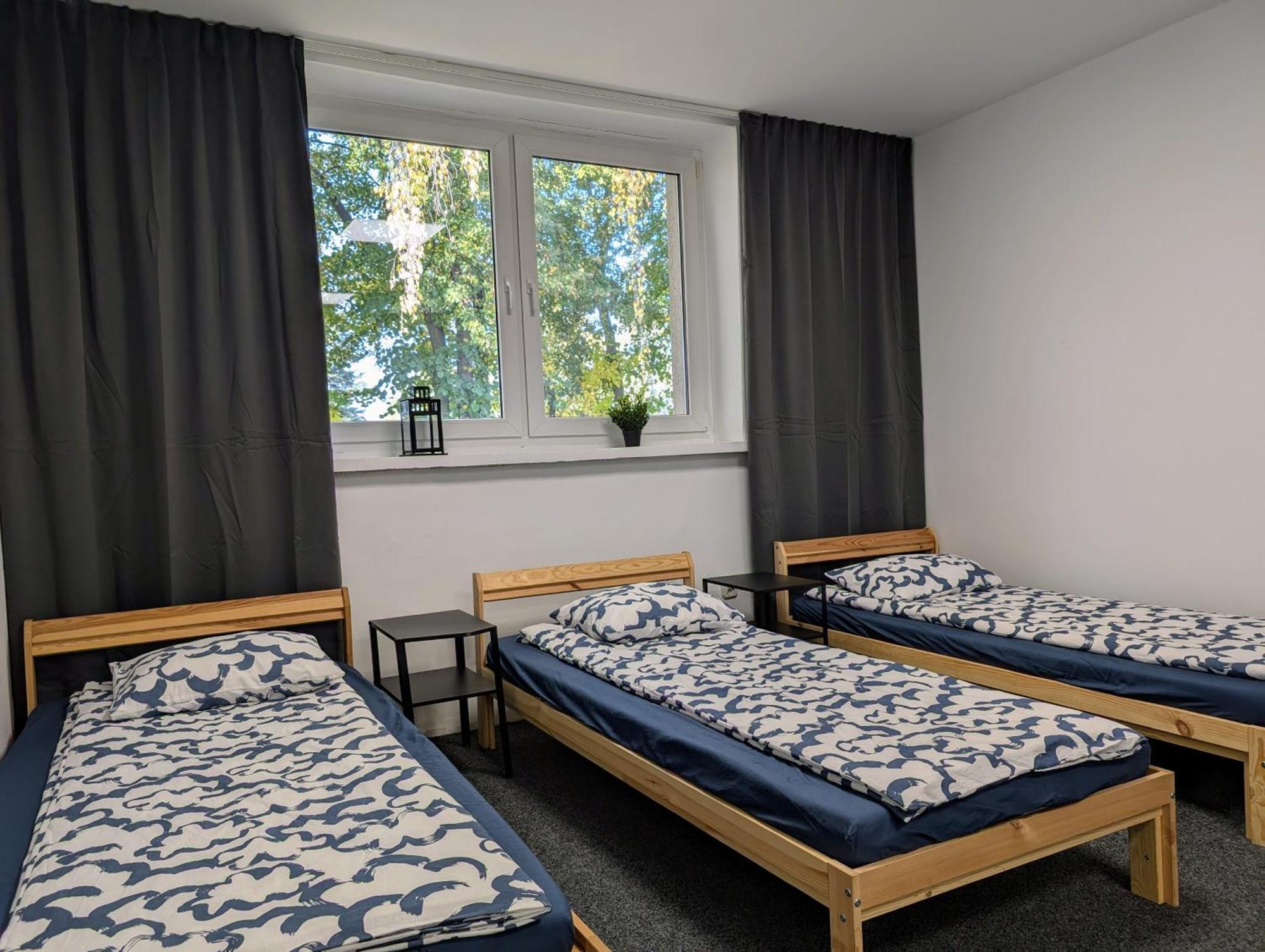 Baraczek Lotnisko Leszno Hostel Leszno  Kültér fotó