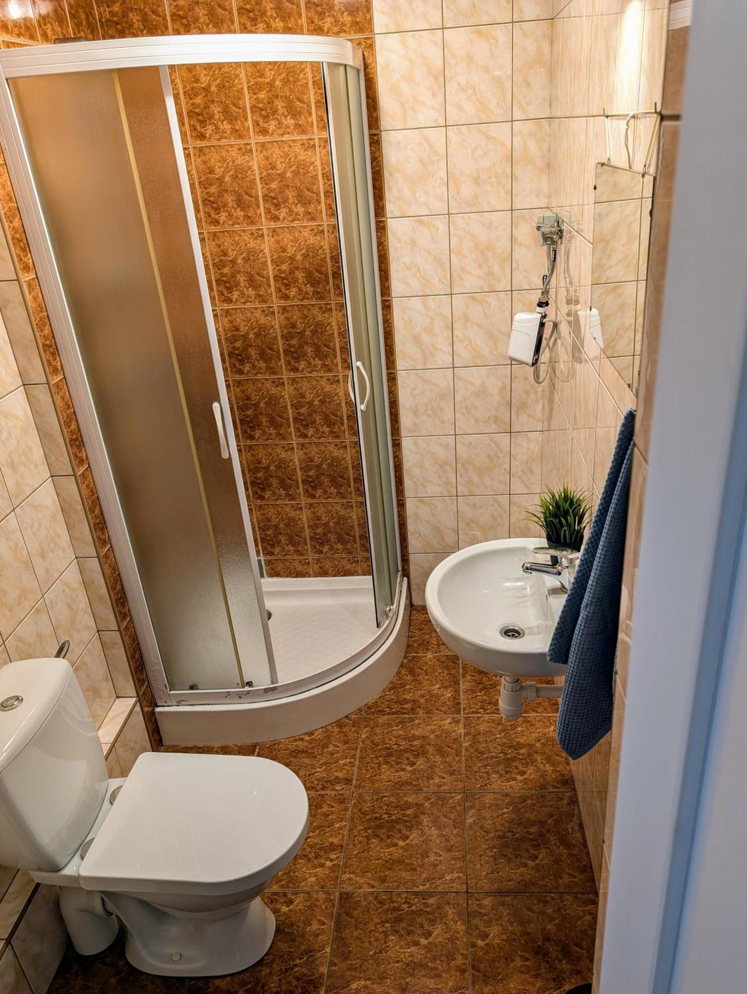 Baraczek Lotnisko Leszno Hostel Leszno  Kültér fotó