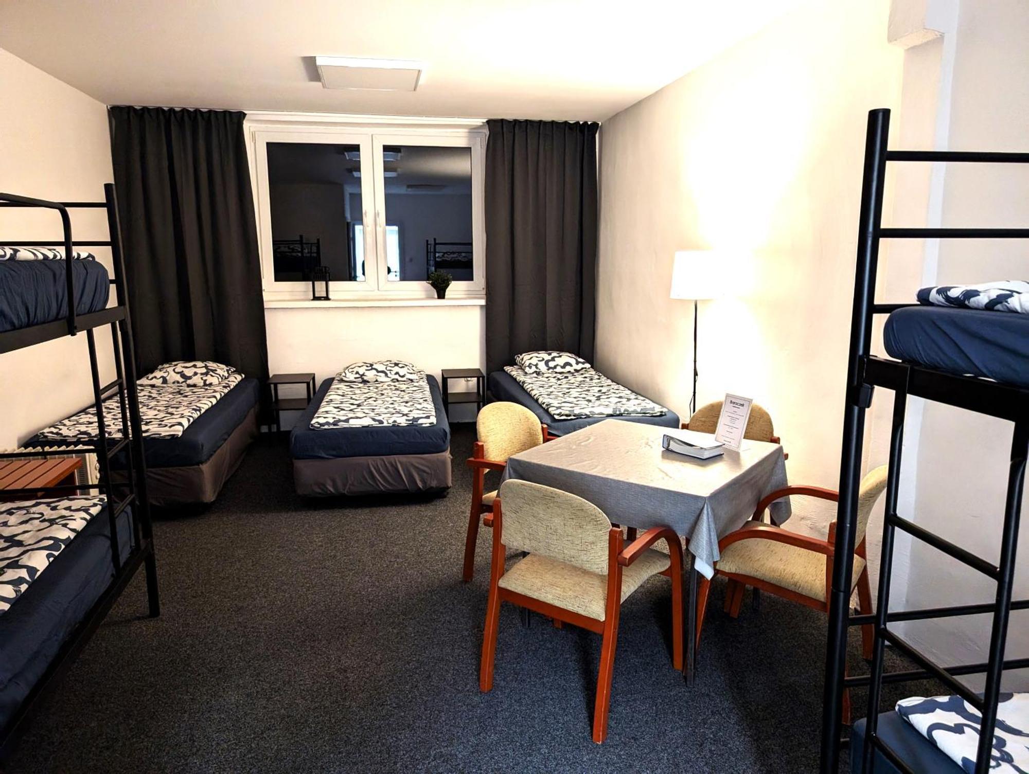 Baraczek Lotnisko Leszno Hostel Leszno  Kültér fotó