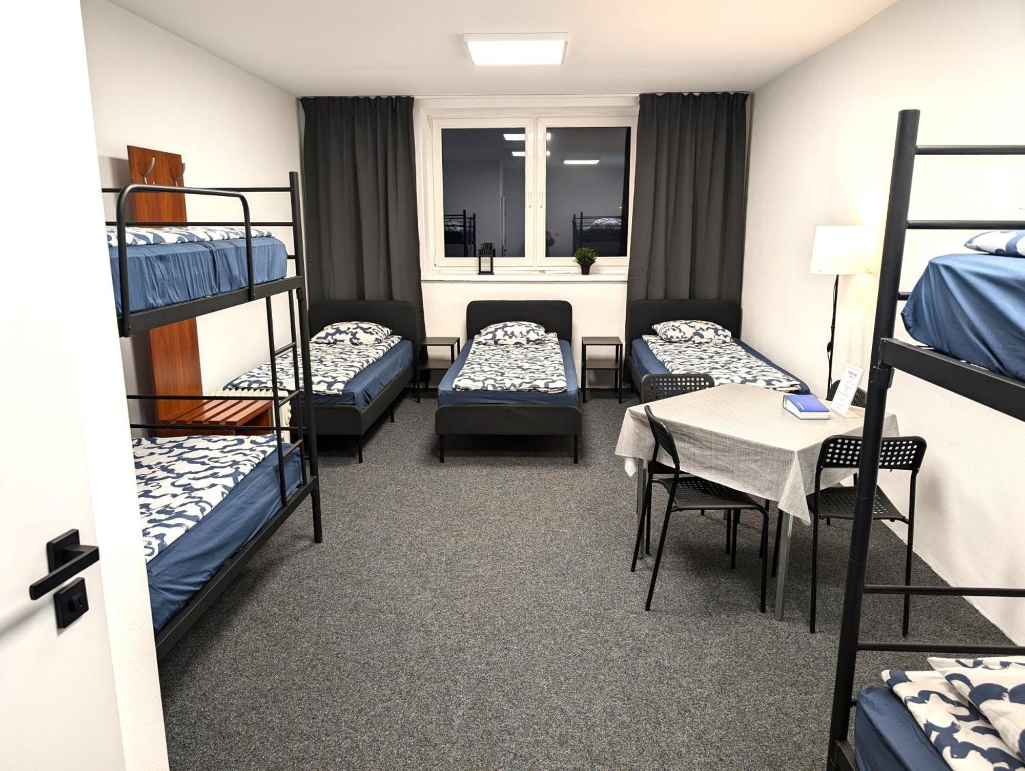 Baraczek Lotnisko Leszno Hostel Leszno  Kültér fotó