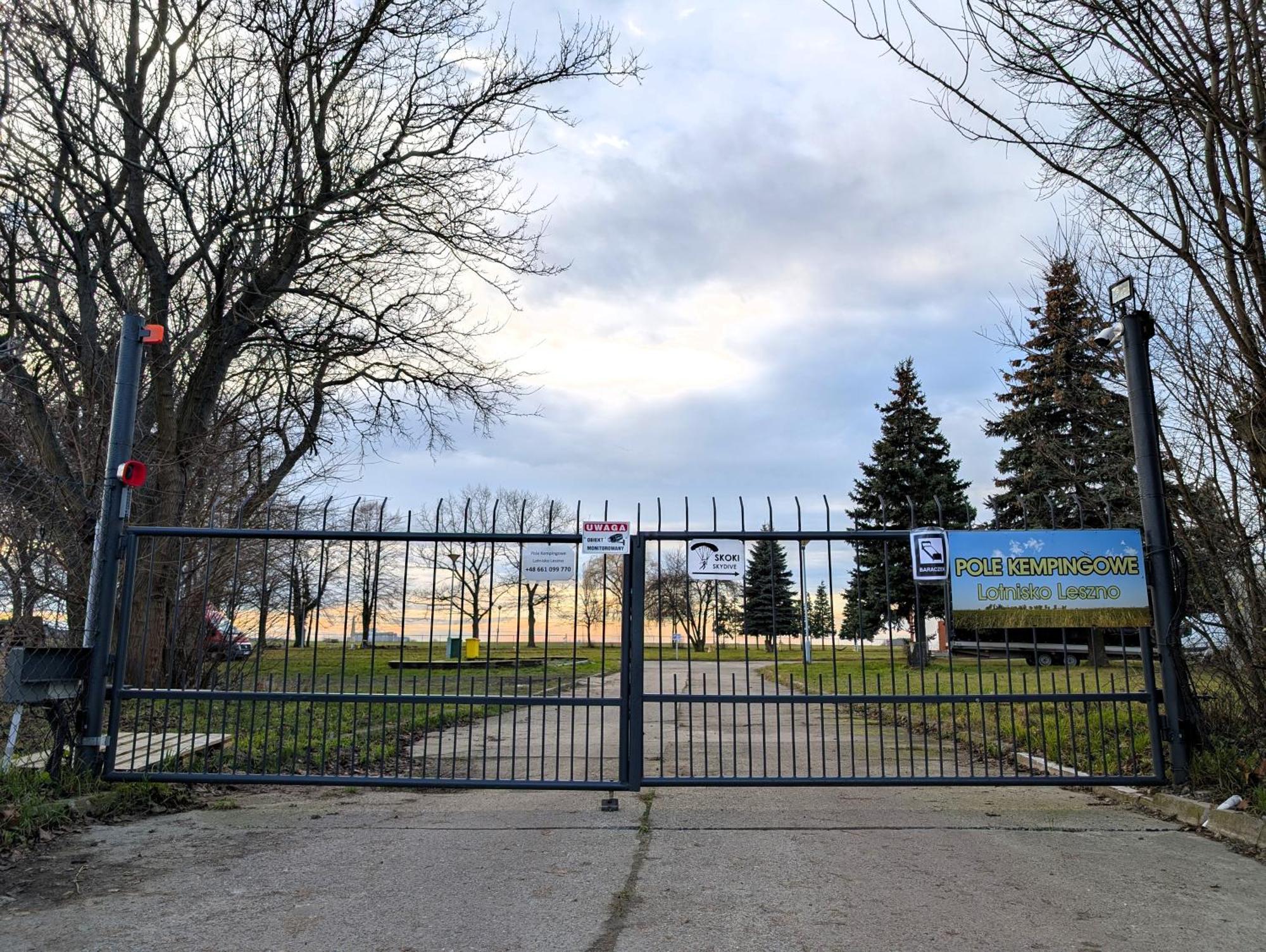 Baraczek Lotnisko Leszno Hostel Leszno  Kültér fotó